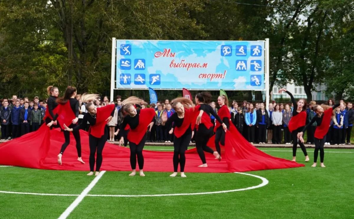 В Великом Новгороде построили новый школьный стадион с тремя спортивными зонами В Великом Новгороде построили новый школьный стадион с тремя спортивными зонами