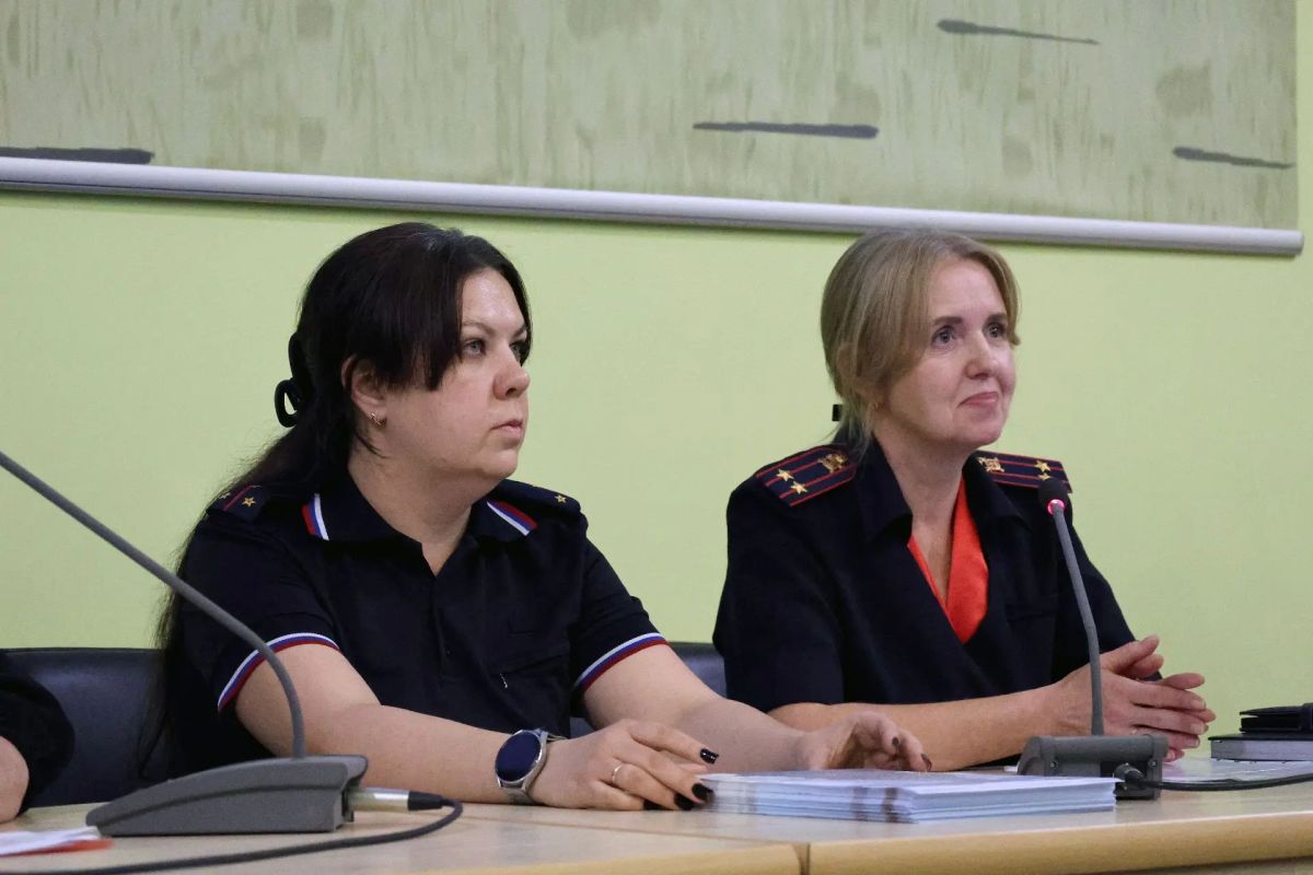 В Великом Новгороде полицейские и общественники обсудили с иностранными студентами вопросы миграционного законодательства и профилактики экстремизма В Великом Новгороде полицейские и общественники обсудили с иностранными студентами вопросы миграционного законодательства и профилактики экстремизма