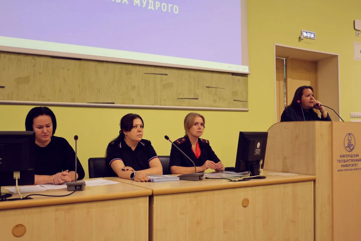 В Великом Новгороде полицейские и общественники обсудили с иностранными студентами вопросы миграционного законодательства и профилактики экстремизма В Великом Новгороде полицейские и общественники обсудили с иностранными студентами вопросы миграционного законодательства и профилактики экстремизма