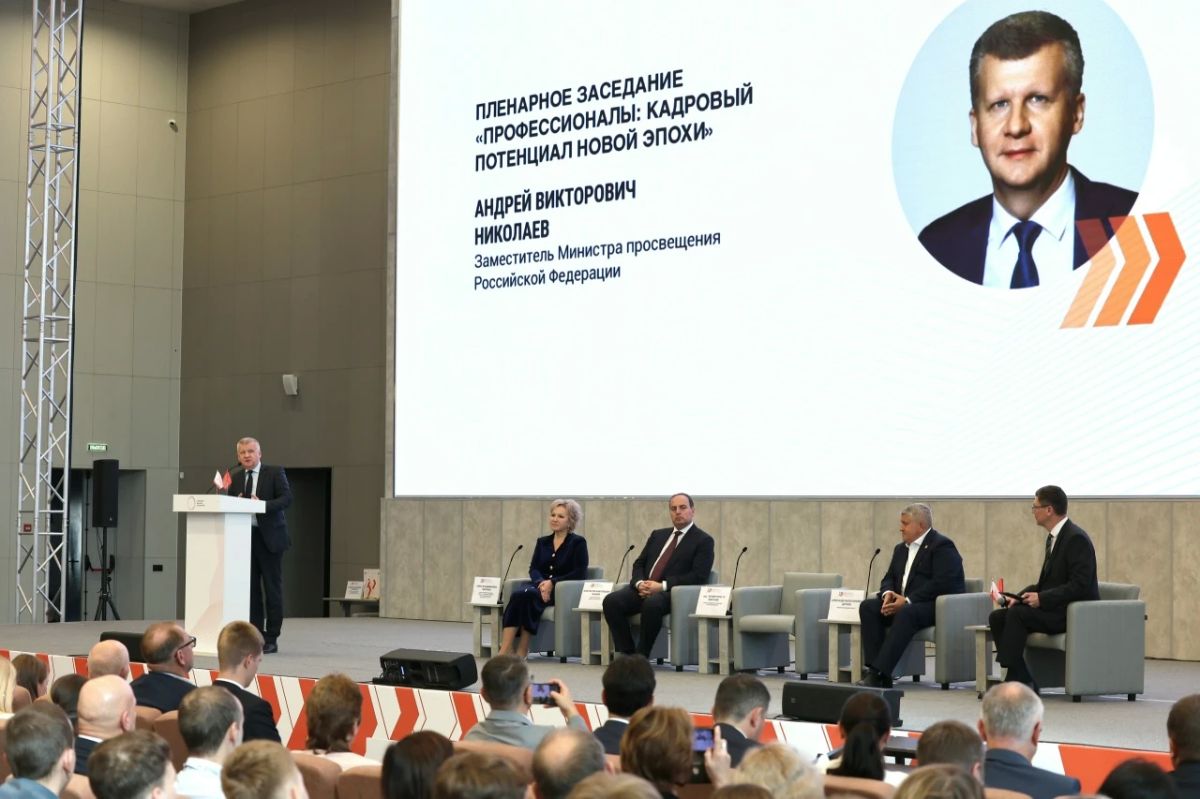 Председатель Новгородской областной Думы Юрий Бобрышев посетил соревновательные и дискуссионные площадки Чемпионата высоких технологий, финал которого проходит в Великом Новгороде Председатель Новгородской областной Думы Юрий Бобрышев посетил соревновательные и дискуссионные площадки Чемпионата высоких технологий, финал которого проходит в Великом Новгороде