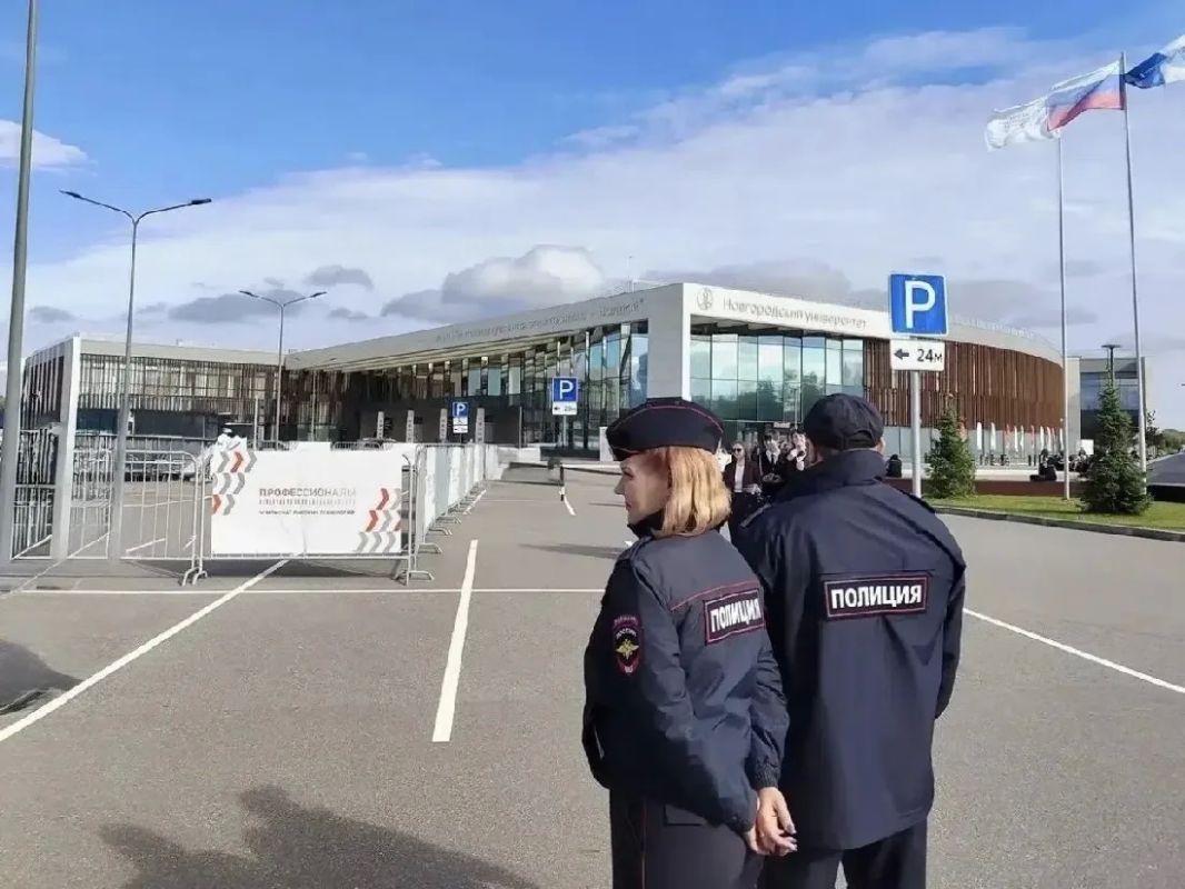 Сотрудники полиции обеспечили безопасность на Чемпионате высоких технологий в Великом Новгороде Сотрудники полиции обеспечили безопасность на Чемпионате высоких технологий в Великом Новгороде