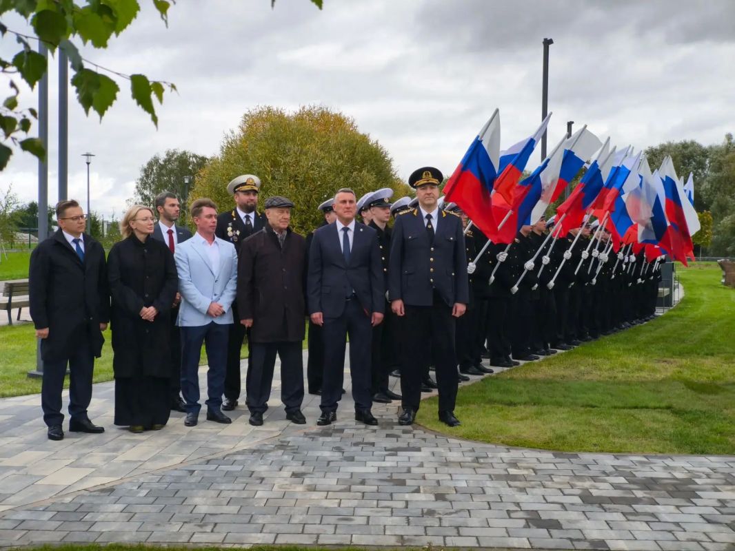В Великом Новгороде министр транспорта Андрей Никитин открыл памятник выдающемуся государственному деятелю XVIII века- Якову Ефимовичу Сиверсу В Великом Новгороде министр транспорта Андрей Никитин открыл памятник выдающемуся государственному деятелю XVIII века- Якову Ефимовичу Сиверсу