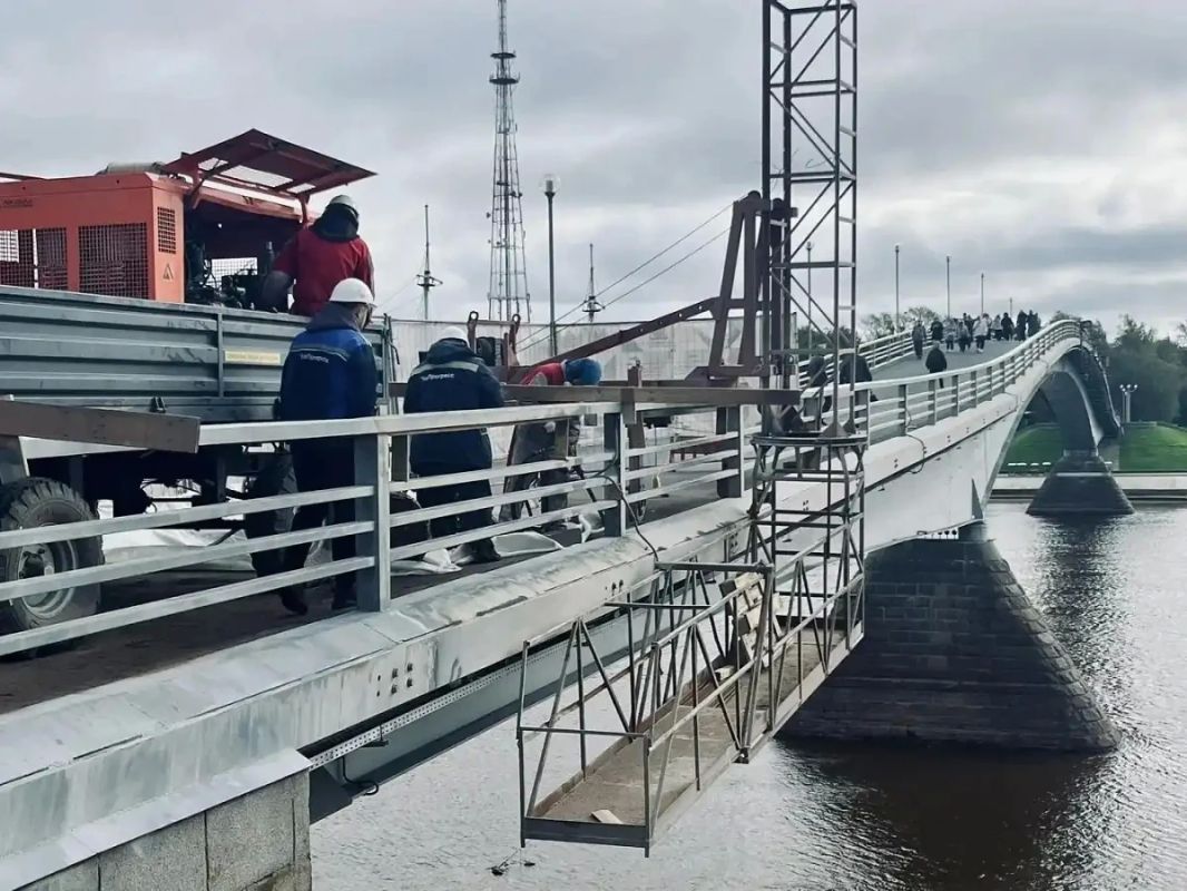 В Великом Новгороде начали ремонт пешеходного моста через Волхов