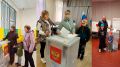 В Батецком округе жители голосуют семьями