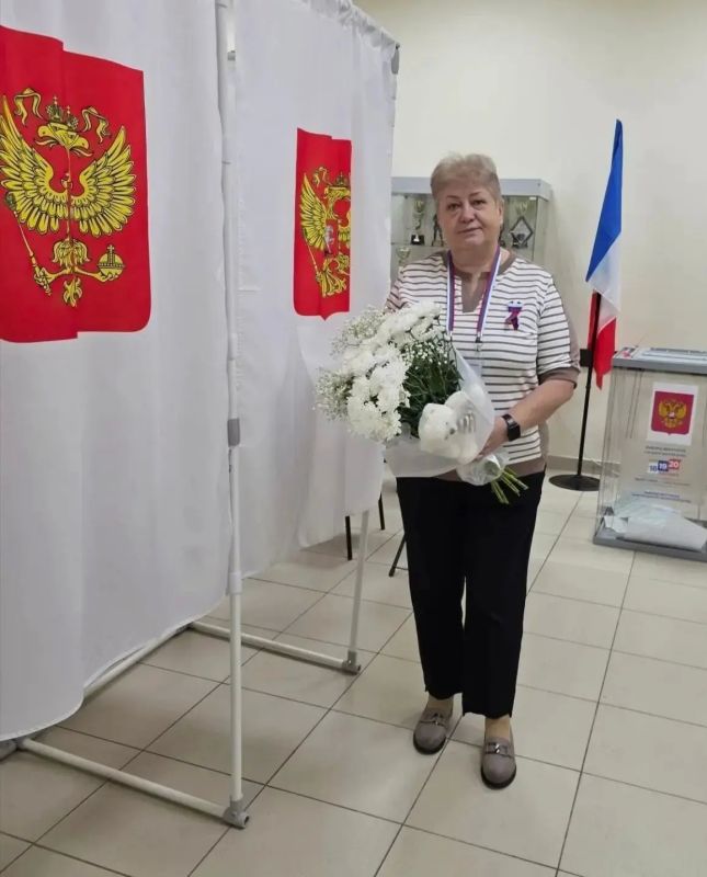 Специалист комитета ЖКХ администрации Крестецкого округа Светлана Дмитриева встретила свой День рождения на избирательном участке