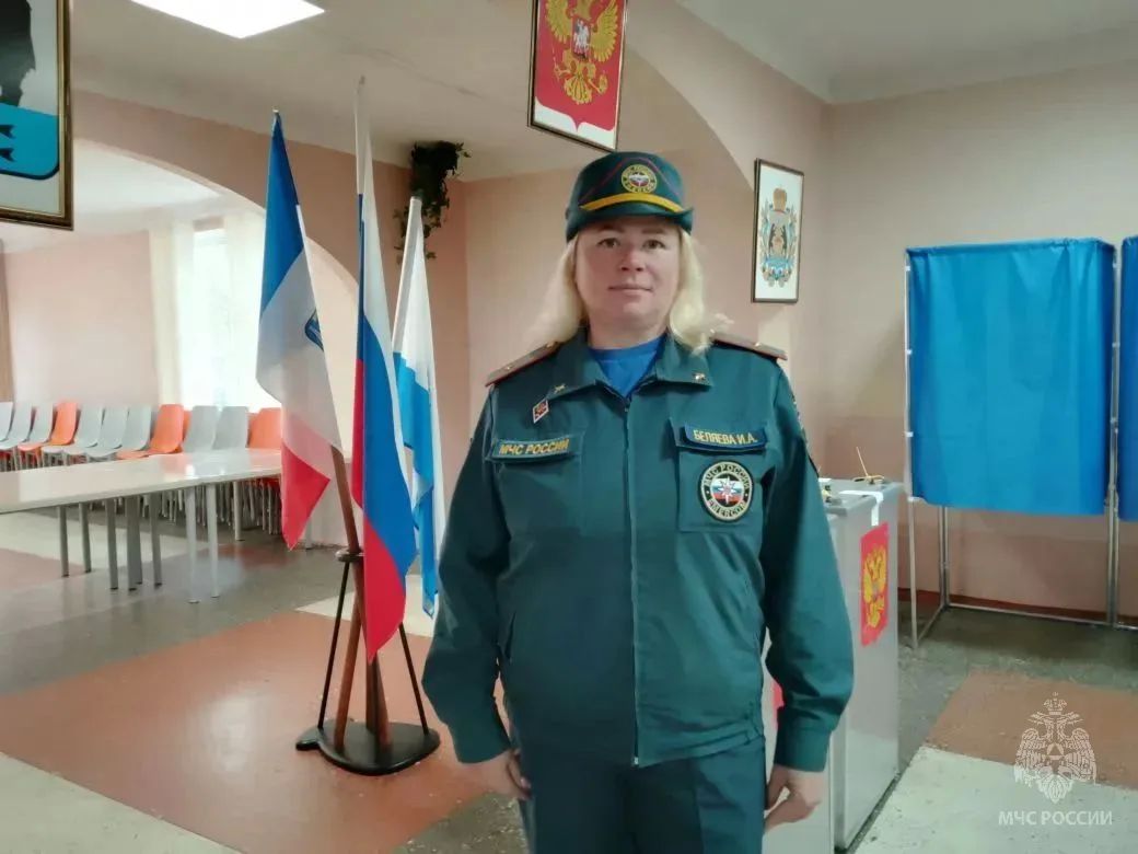 Сотрудники МЧС России продолжают обеспечивать безопасность на избирательных участках Сотрудники МЧС России продолжают обеспечивать безопасность на избирательных участках