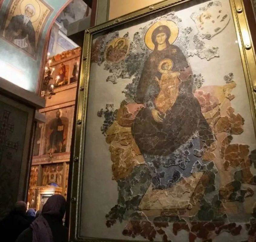 Фреска «Богоматерь с Младенцем на престоле» XV века вернулась в новгородскую Софию