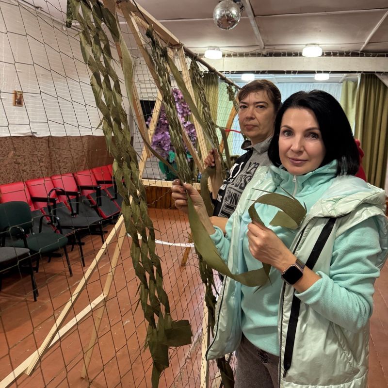 В Новгородской области волонтёры продолжают плести маскировочные сети для военнослужащих В Новгородской области волонтёры продолжают плести маскировочные сети для военнослужащих