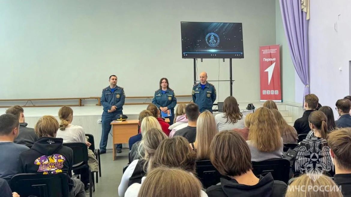 Пора выбрать свой путь. Сотрудники Главного управления МЧС России по Новгородской области провели профориентационную встречу для старшеклассников в Боровичах Пора выбрать свой путь. Сотрудники Главного управления МЧС России по Новгородской области провели профориентационную встречу для старшеклассников в Боровичах