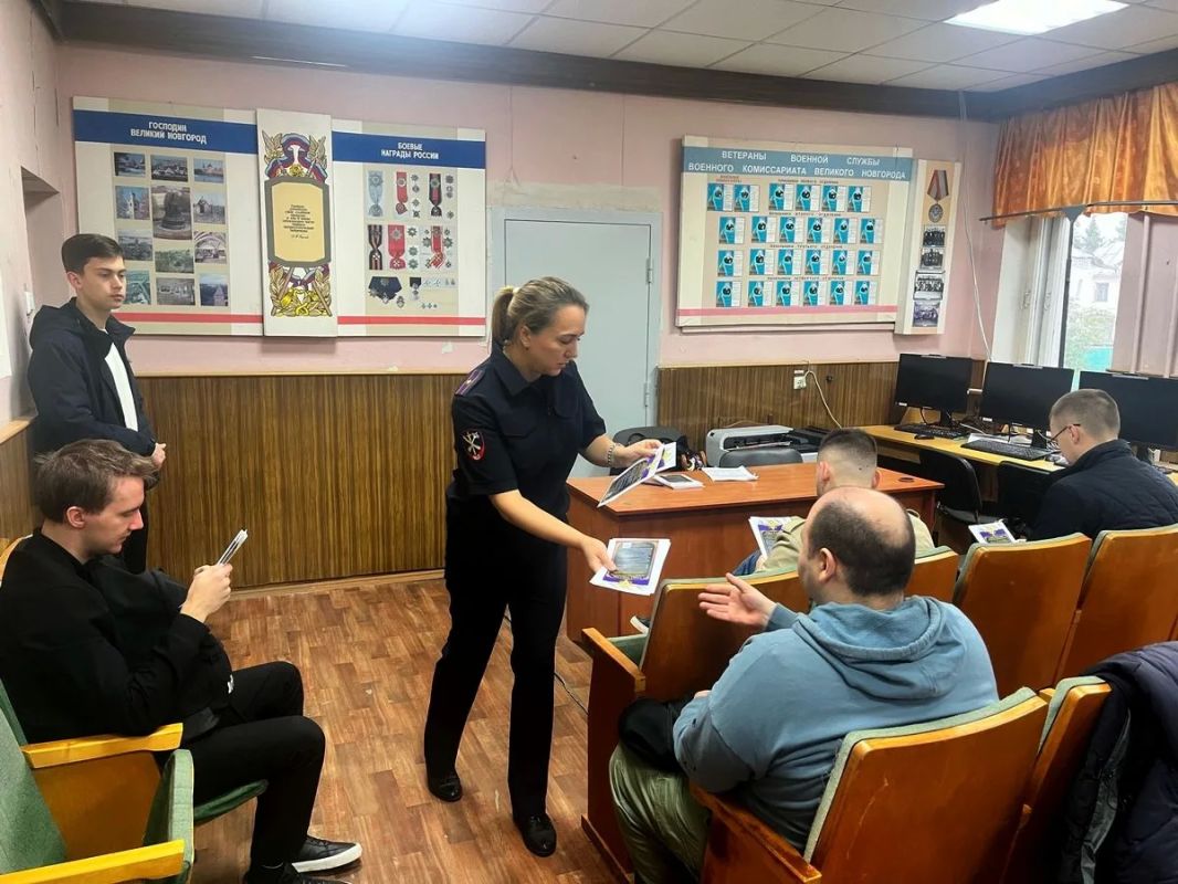В Великом Новгороде с призывниками обсудили перспективы службы в полиции В Великом Новгороде с призывниками обсудили перспективы службы в полиции