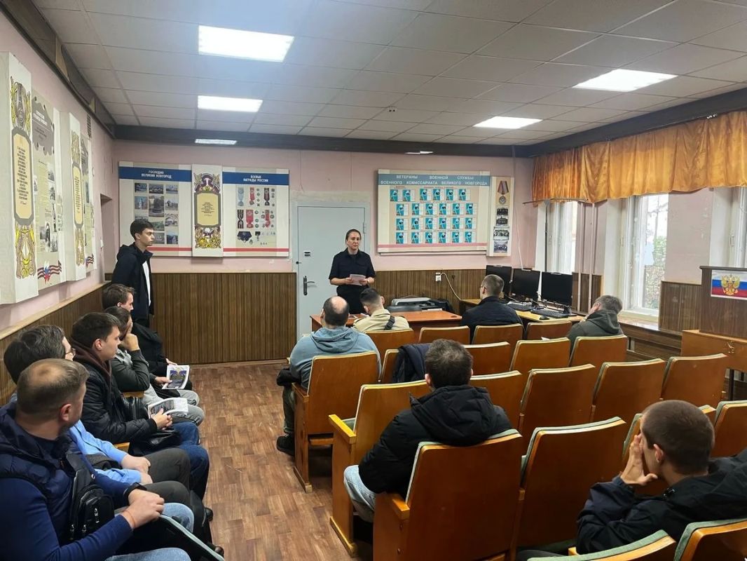 В Великом Новгороде с призывниками обсудили перспективы службы в полиции В Великом Новгороде с призывниками обсудили перспективы службы в полиции
