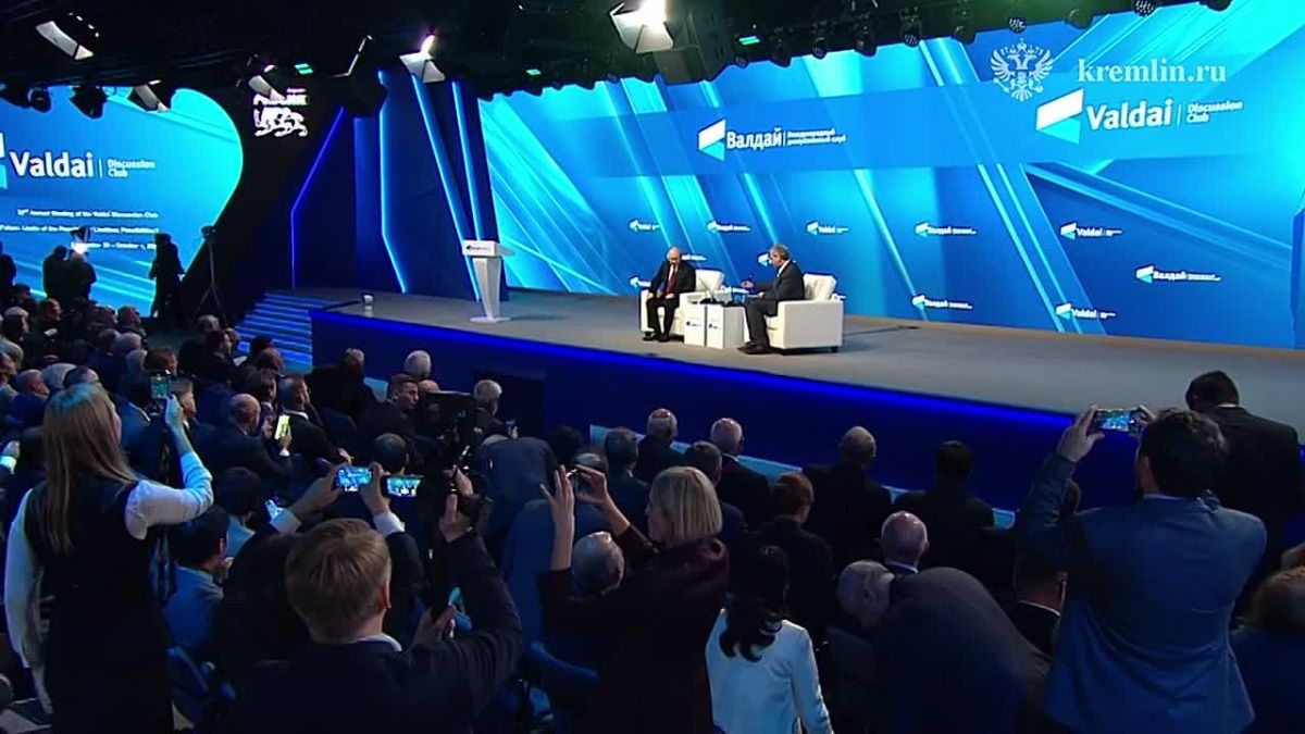Президент приехал в наццентр «Россия» на пленарное заседание дискуссионного клуба «Валдай»