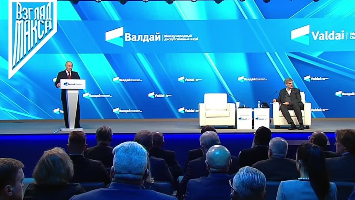 Президент России Владимир Путин выступает на пленарной сессии XXII Ежегодного заседания Международного дискуссионного клуба «Валдай»