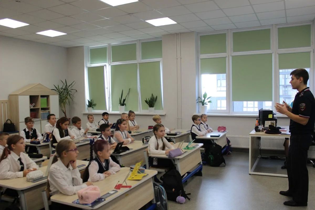 Территория безопасности: новгородские полицейские провели урок правовой грамотности для третьеклассников Территория безопасности: новгородские полицейские провели урок правовой грамотности для третьеклассников