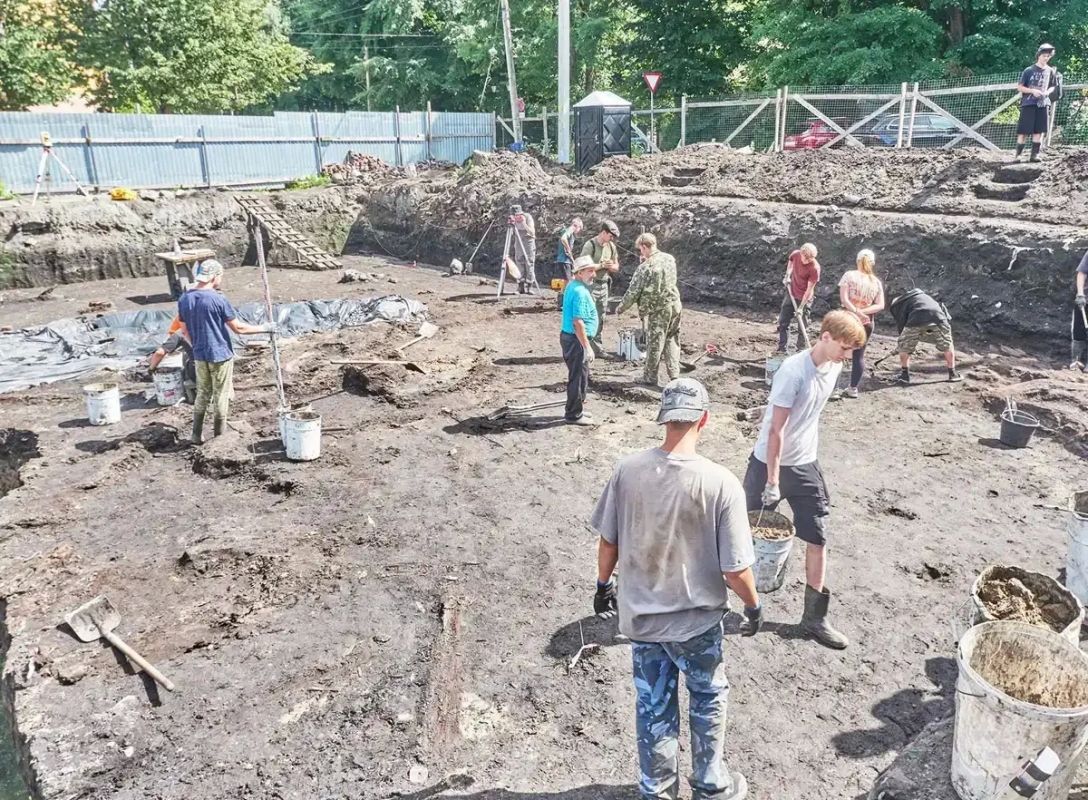 В древнем некрополе в Старой Руссе нашли останки женщины со сложной причёской В древнем некрополе в Старой Руссе нашли останки женщины со сложной причёской
