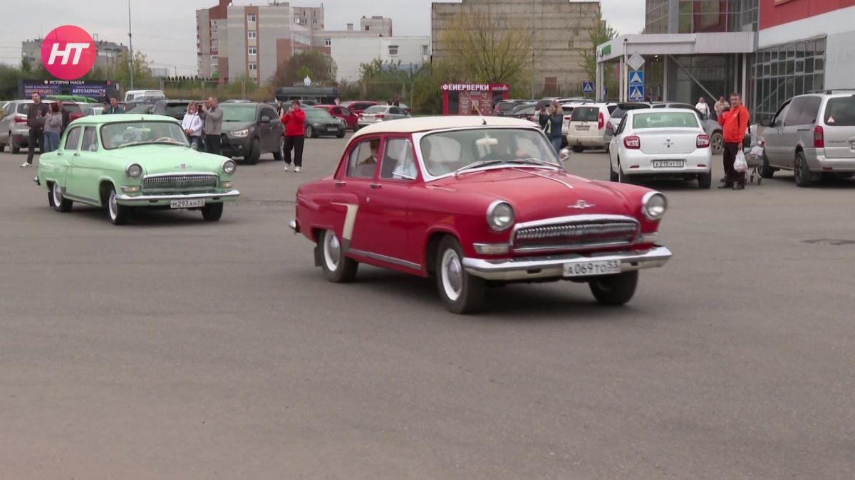 В Великом Новгороде отметили закрытие сезона ретро-клуба пробегом по улицам