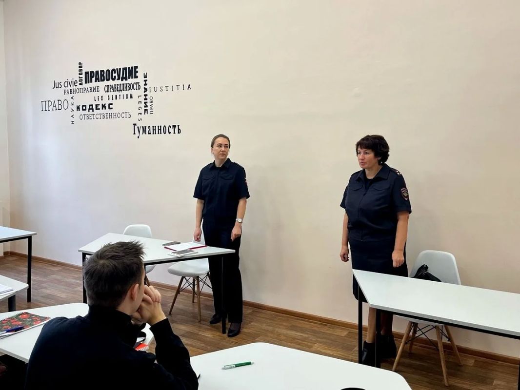 Представители регионального УМВД обсудили вопросы трудоустройства со студентами-юристами НовГУ Представители регионального УМВД обсудили вопросы трудоустройства со студентами-юристами НовГУ