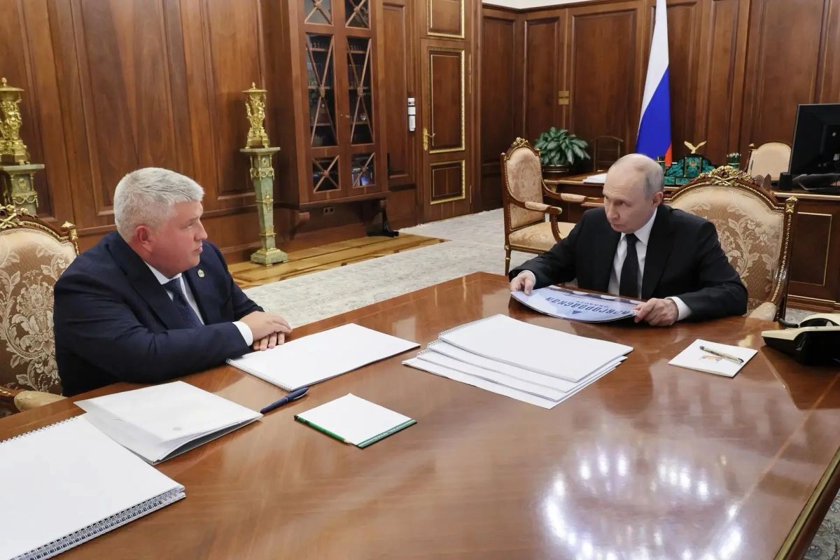 Губернатор Александр Дронов поздравил с днем рождения Президента России Владимира Путина Губернатор Александр Дронов поздравил с днем рождения Президента России Владимира Путина