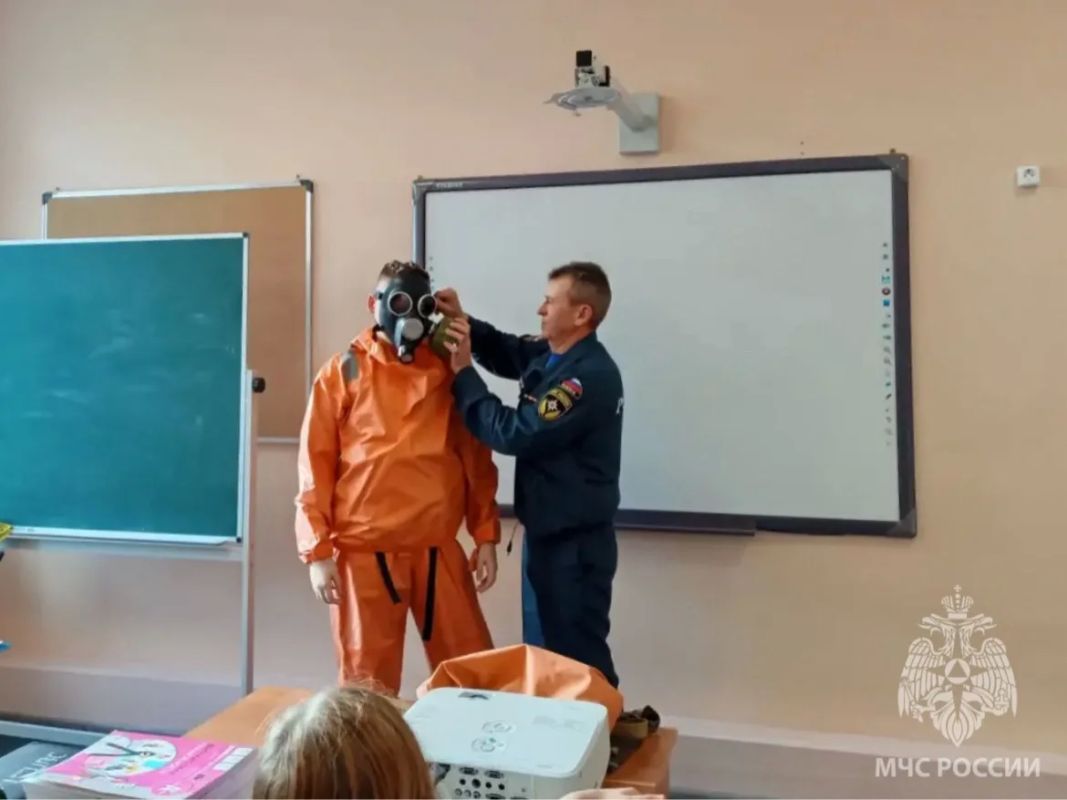 Уроки продолжаются. В рамках Дня гражданской обороны сотрудники МЧС России по Новгородской области проводят для школьников уроки безопасности Уроки продолжаются. В рамках Дня гражданской обороны сотрудники МЧС России по Новгородской области проводят для школьников уроки безопасности