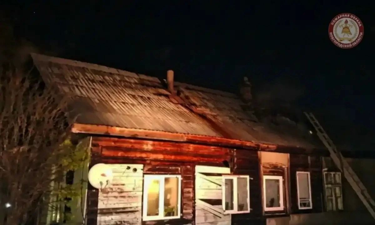 В Пестове пожарные потушили огонь в четырёхквартирном доме