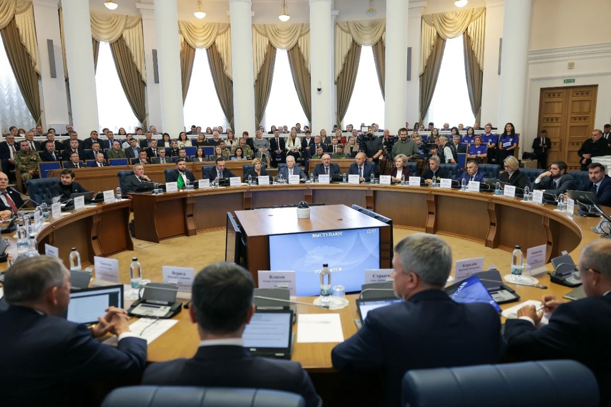 Александр Дронов поздравил депутатов Новгородской областной Думы восьмого созыва с началом работы Александр Дронов поздравил депутатов Новгородской областной Думы восьмого созыва с началом работы