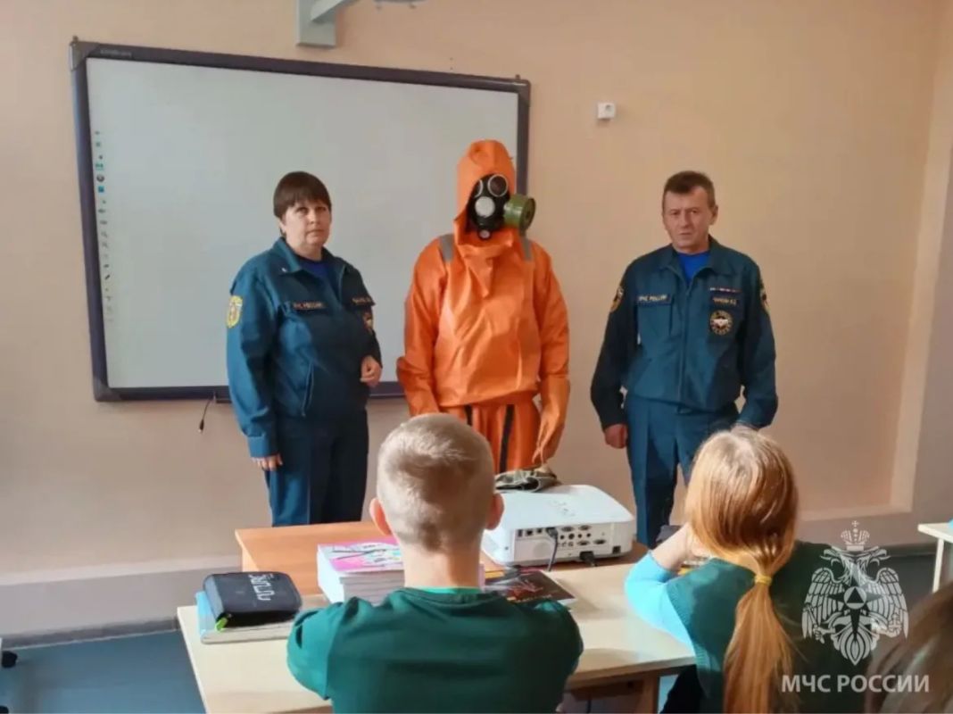 Уроки продолжаются. В рамках Дня гражданской обороны сотрудники МЧС России по Новгородской области проводят для школьников уроки безопасности Уроки продолжаются. В рамках Дня гражданской обороны сотрудники МЧС России по Новгородской области проводят для школьников уроки безопасности
