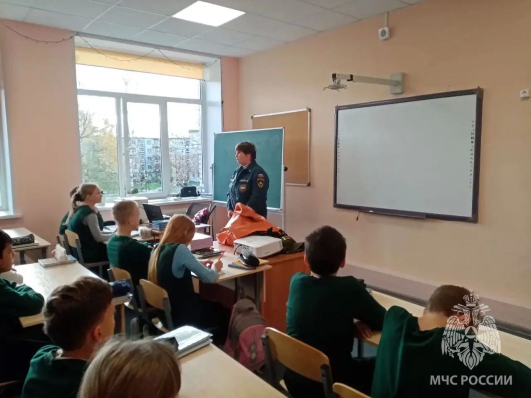 Уроки продолжаются. В рамках Дня гражданской обороны сотрудники МЧС России по Новгородской области проводят для школьников уроки безопасности