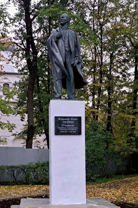 На памятнике Ленину на Ярославовом дворище установили новую табличку