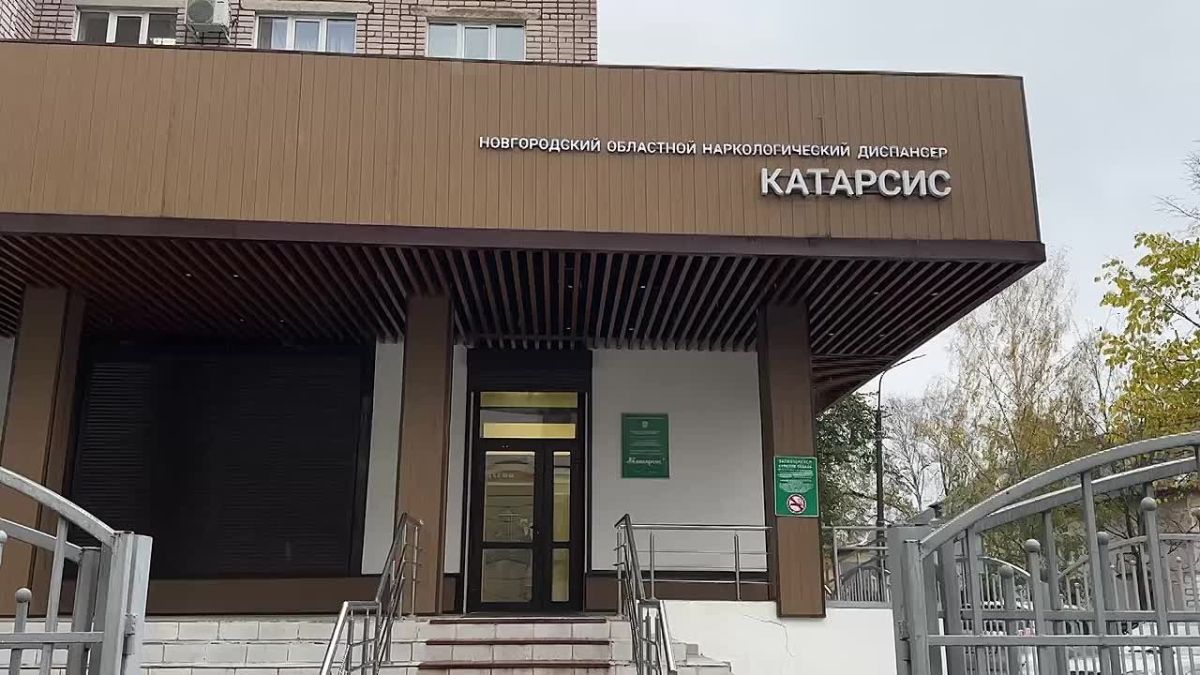 Важный шаг в поддержке семей и сохранении родительских связей — в Новгородском областном наркологическом диспансере «Катарсис» открылась комната матери и ребёнка