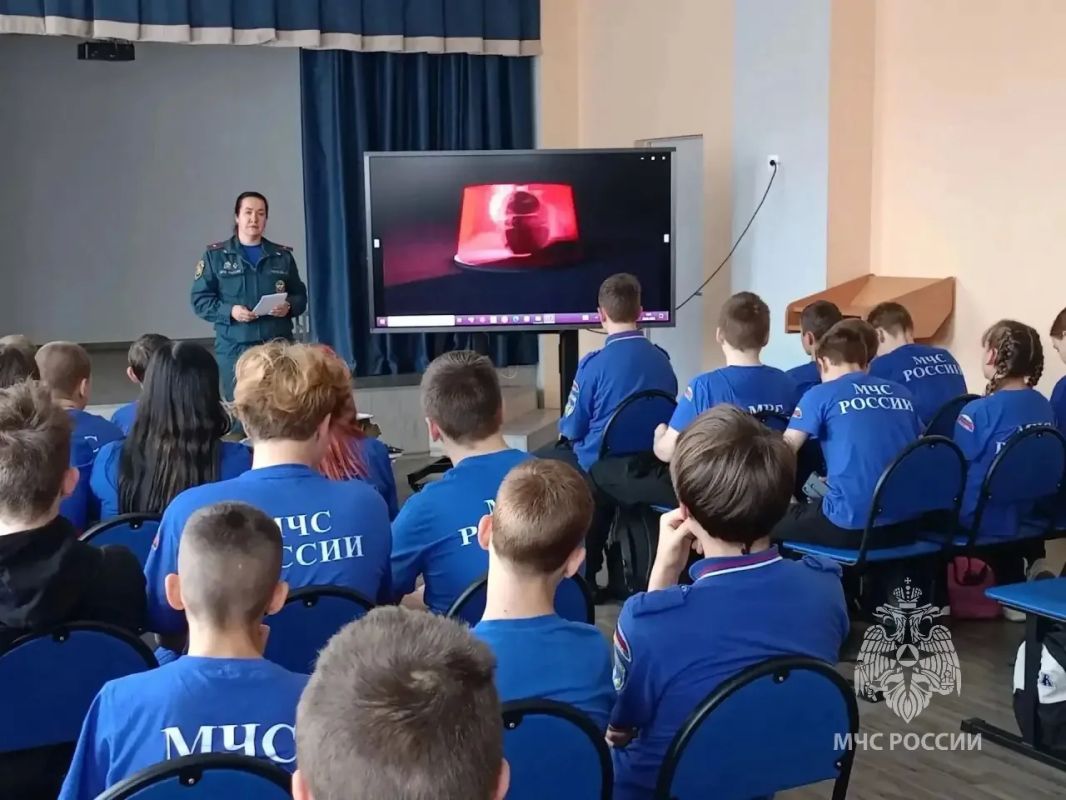 Уроки от спасателей. В рамках Дня гражданской обороны в образовательных учреждениях Новгородской области прошли уроки безопасности Уроки от спасателей. В рамках Дня гражданской обороны в образовательных учреждениях Новгородской области прошли уроки безопасности