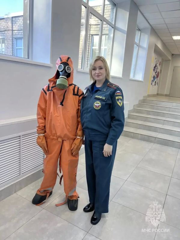 Уроки от спасателей. В рамках Дня гражданской обороны в образовательных учреждениях Новгородской области прошли уроки безопасности Уроки от спасателей. В рамках Дня гражданской обороны в образовательных учреждениях Новгородской области прошли уроки безопасности