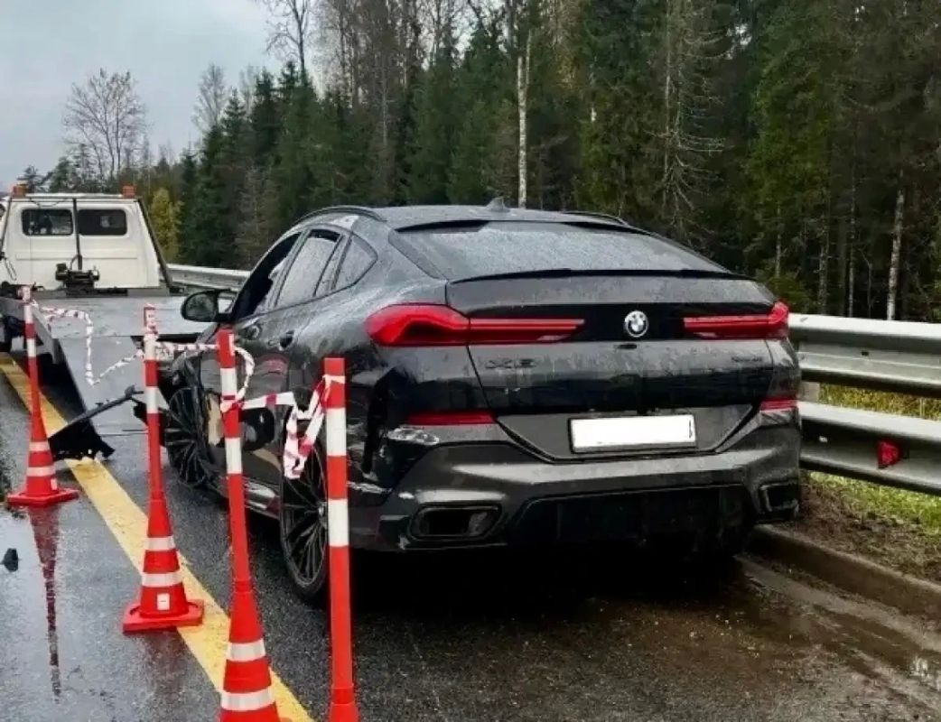 На М-11 в Маловишерском округе водитель «БМВ» врезался в металлическое ограждение