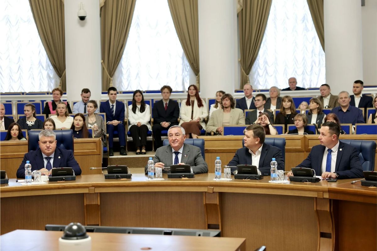 Юрий Бобрышев наградил лауреатов стипендии «Господин Великий Новгород» - стипендии Губернатора Новгородской области Юрий Бобрышев наградил лауреатов стипендии «Господин Великий Новгород» - стипендии Губернатора Новгородской области