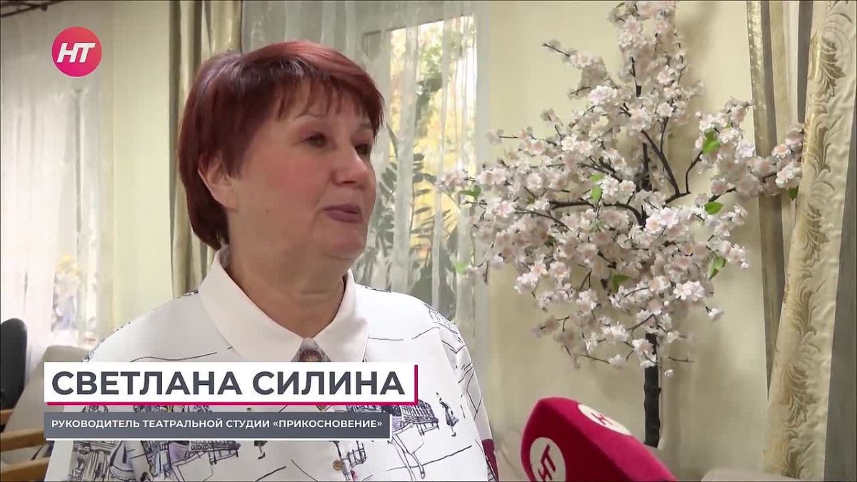 Новгородские долголеты выступили в Доброцентре с театральными зарисовками
