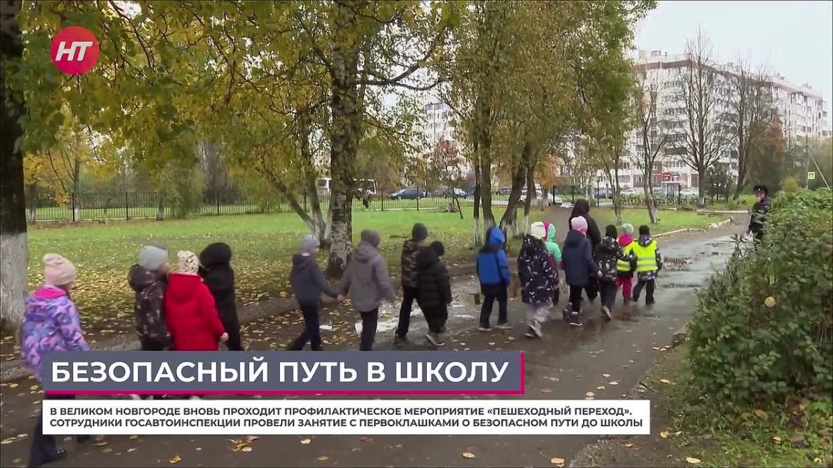 Сотрудники ГАИ показали новгородским первоклашкам безопасный путь до школы