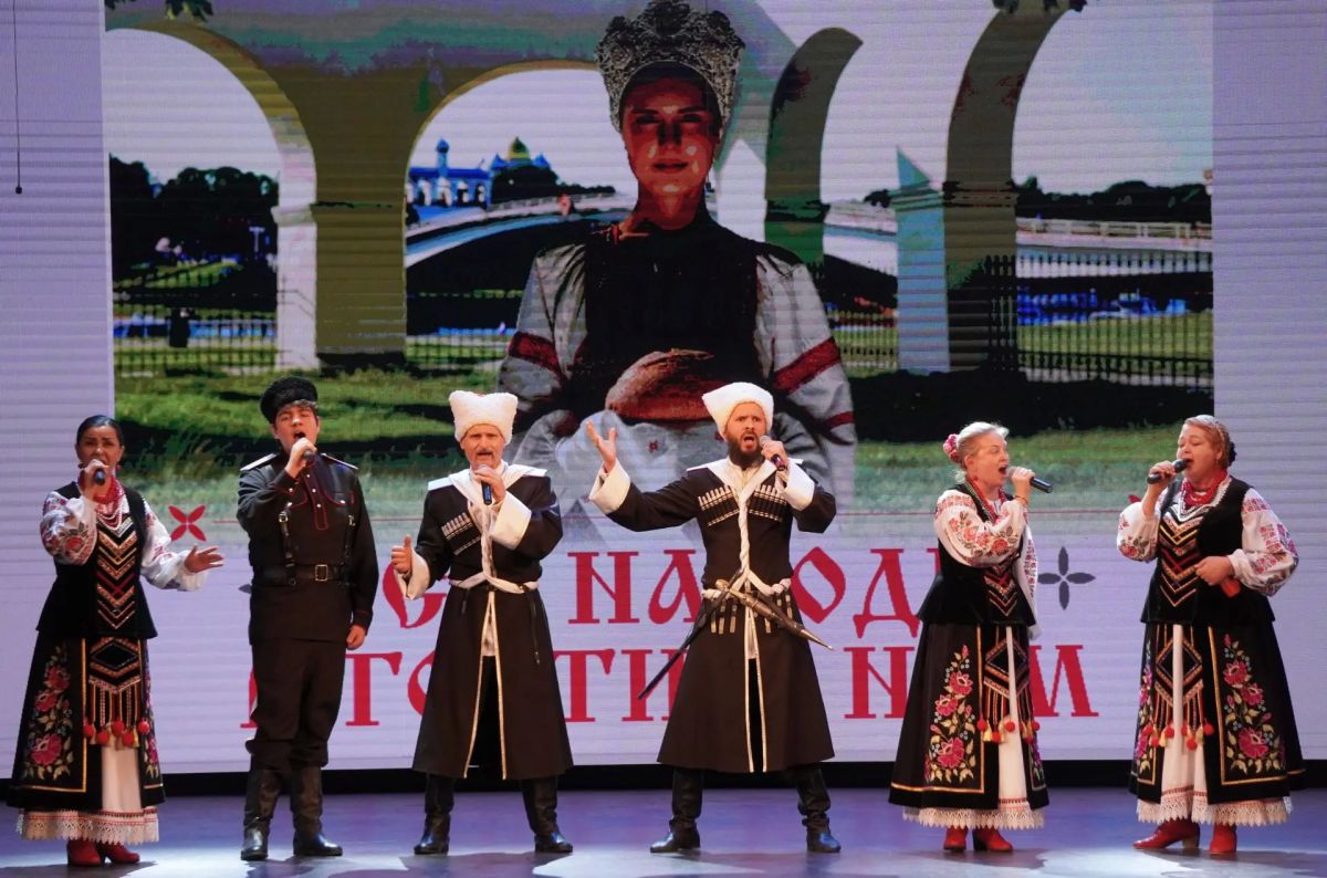 Александр Розбаум: Уважаемые Новгородцы!. Сегодня в концертном зале Новгородской областной филармонии им. А.С. Аренского прошёл гала-концерт VII Международного фестиваля-конкурса национальных культур и фольклора «Все народы... Александр Розбаум: Уважаемые Новгородцы!. Сегодня в концертном зале Новгородской областной филармонии им. А.С. Аренского прошёл гала-концерт VII Международного фестиваля-конкурса национальных культур и фольклора «Все народы...