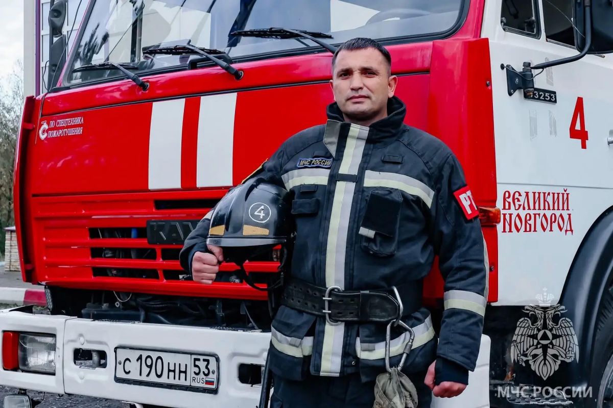 Сотрудник МЧС в свой выходной спас людей из горящего автомобиля в Мясном Бору