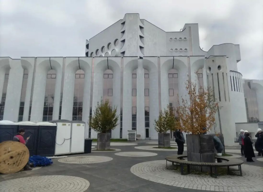 После реконструкции крышу театра драмы в Великом Новгороде сделают эксплуатируемой После реконструкции крышу театра драмы в Великом Новгороде сделают эксплуатируемой