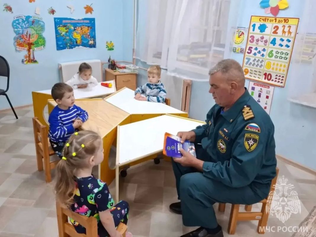 Маленьким о важном. Сотрудники Центра ГИМС Главного управления МЧС России по Новгородской области провели познавательную встречу с воспитанниками Демянского детского сада