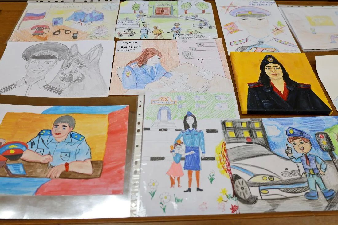 В Новгородской области полицейские и общественники подвели итоги конкурса «Мои родители работают в полиции» В Новгородской области полицейские и общественники подвели итоги конкурса «Мои родители работают в полиции»
