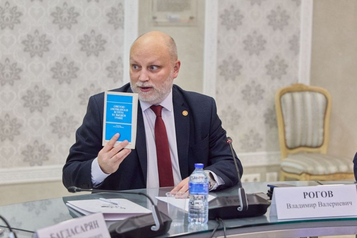 Владимир Рогов: О юбилее позорной даты. Вместе с коллегами проработали в ОП РФ тему «Уроки Рейкьявика: цена иллюзий и защита суверенитета в XXI веке», приурочив мероприятие к 40-летию встречи Михаила Горбачёва и Рональда... Владимир Рогов: О юбилее позорной даты. Вместе с коллегами проработали в ОП РФ тему «Уроки Рейкьявика: цена иллюзий и защита суверенитета в XXI веке», приурочив мероприятие к 40-летию встречи Михаила Горбачёва и Рональда...