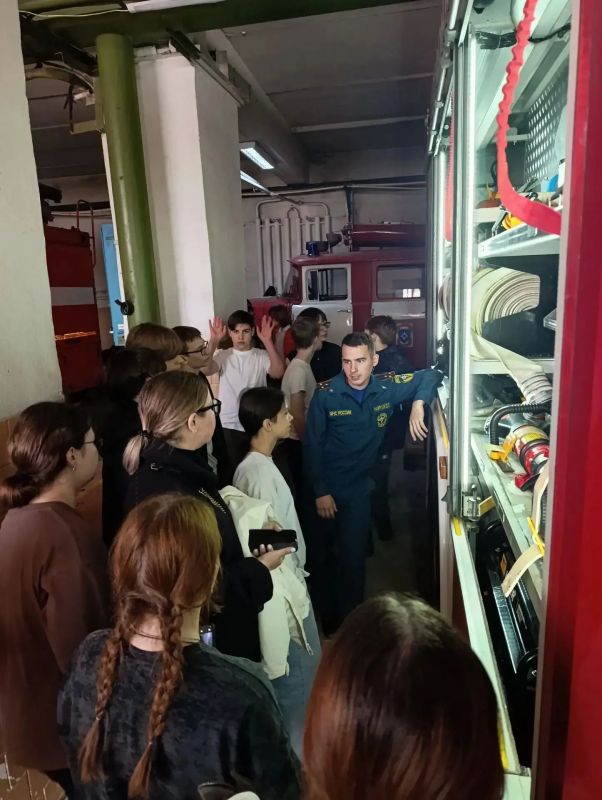 День, полный впечатлений!. Именно так охарактеризовали экскурсию в 5 пожарно-спасательную часть города Боровичи учащиеся средней школы № 7. Ведь ребята своими глазами смогли увидеть работу тех, кто ежедневно стоит на страже... День, полный впечатлений!. Именно так охарактеризовали экскурсию в 5 пожарно-спасательную часть города Боровичи учащиеся средней школы № 7. Ведь ребята своими глазами смогли увидеть работу тех, кто ежедневно стоит на страже...