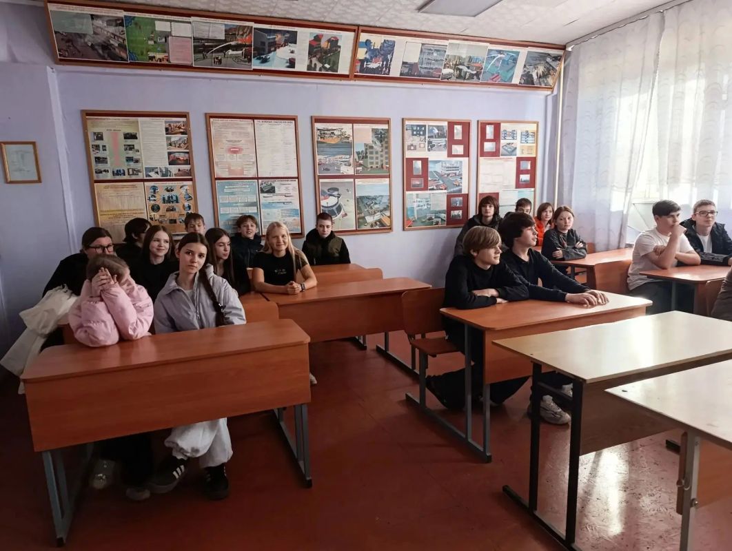 День, полный впечатлений!. Именно так охарактеризовали экскурсию в 5 пожарно-спасательную часть города Боровичи учащиеся средней школы № 7. Ведь ребята своими глазами смогли увидеть работу тех, кто ежедневно стоит на страже... День, полный впечатлений!. Именно так охарактеризовали экскурсию в 5 пожарно-спасательную часть города Боровичи учащиеся средней школы № 7. Ведь ребята своими глазами смогли увидеть работу тех, кто ежедневно стоит на страже...