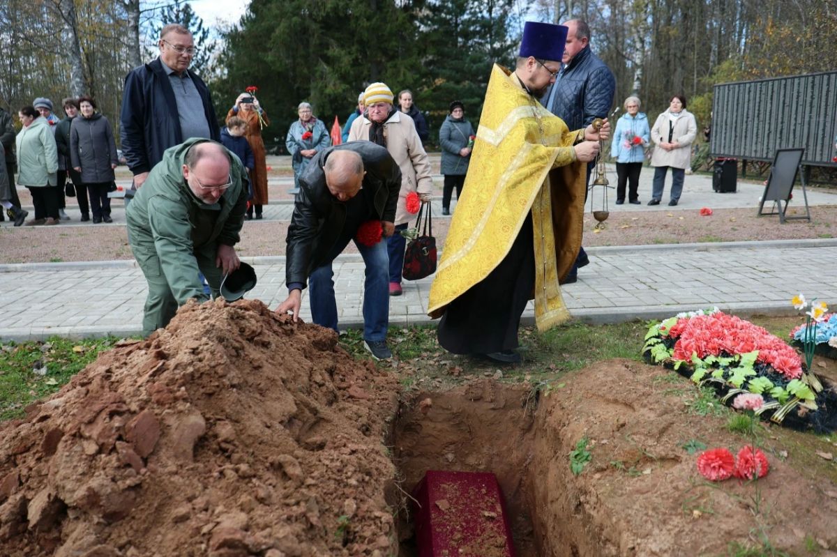В Валдайском округе захоронили останки пяти советских воинов В Валдайском округе захоронили останки пяти советских воинов