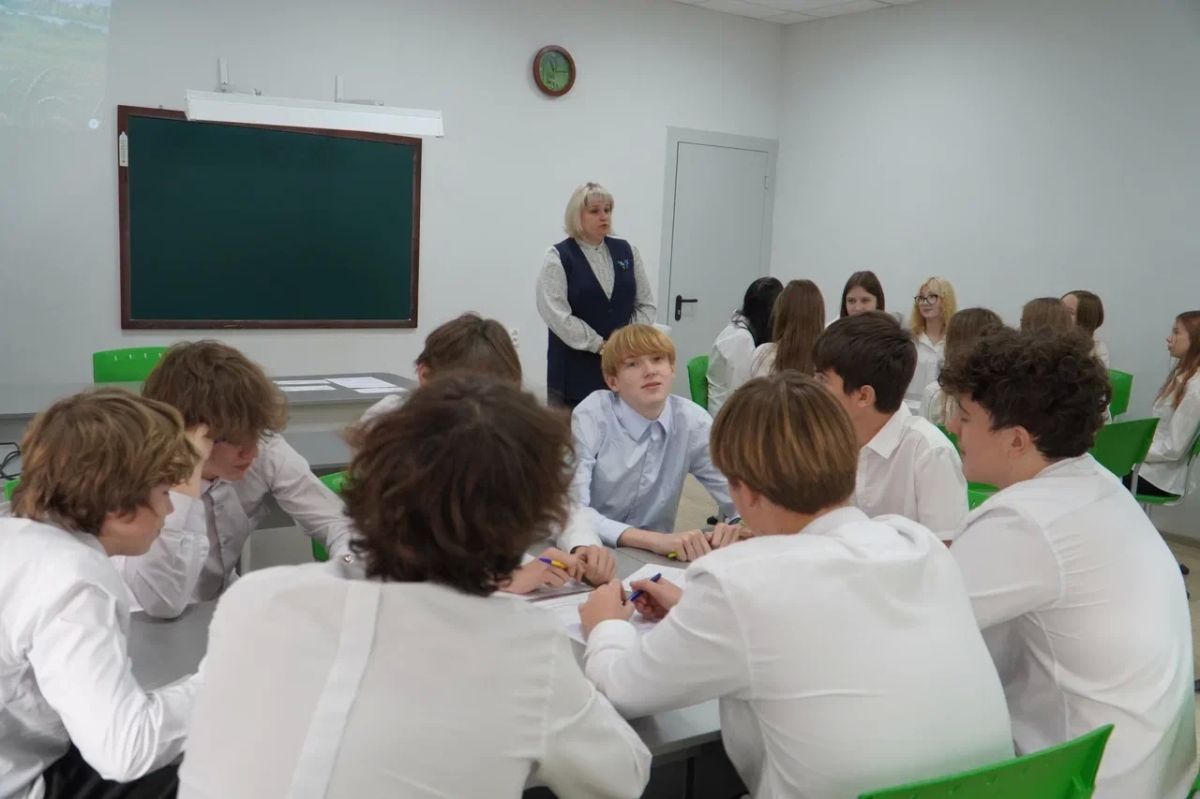 Новгородским школьникам рассказали о профессиях в химической промышленности