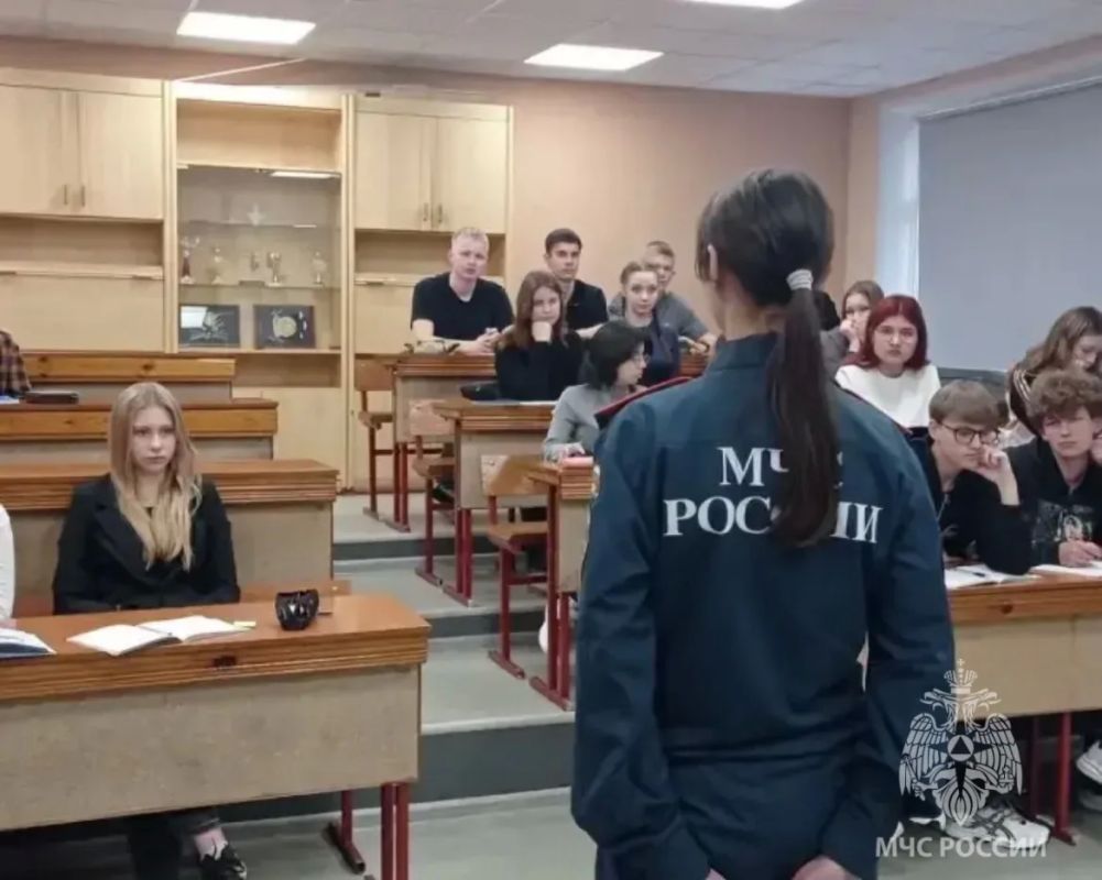 Выбор сильных. Сотрудники Главного управления МЧС России по Новгородской области провели профориентационную встречу для старшеклассников Пестовской школы Выбор сильных. Сотрудники Главного управления МЧС России по Новгородской области провели профориентационную встречу для старшеклассников Пестовской школы
