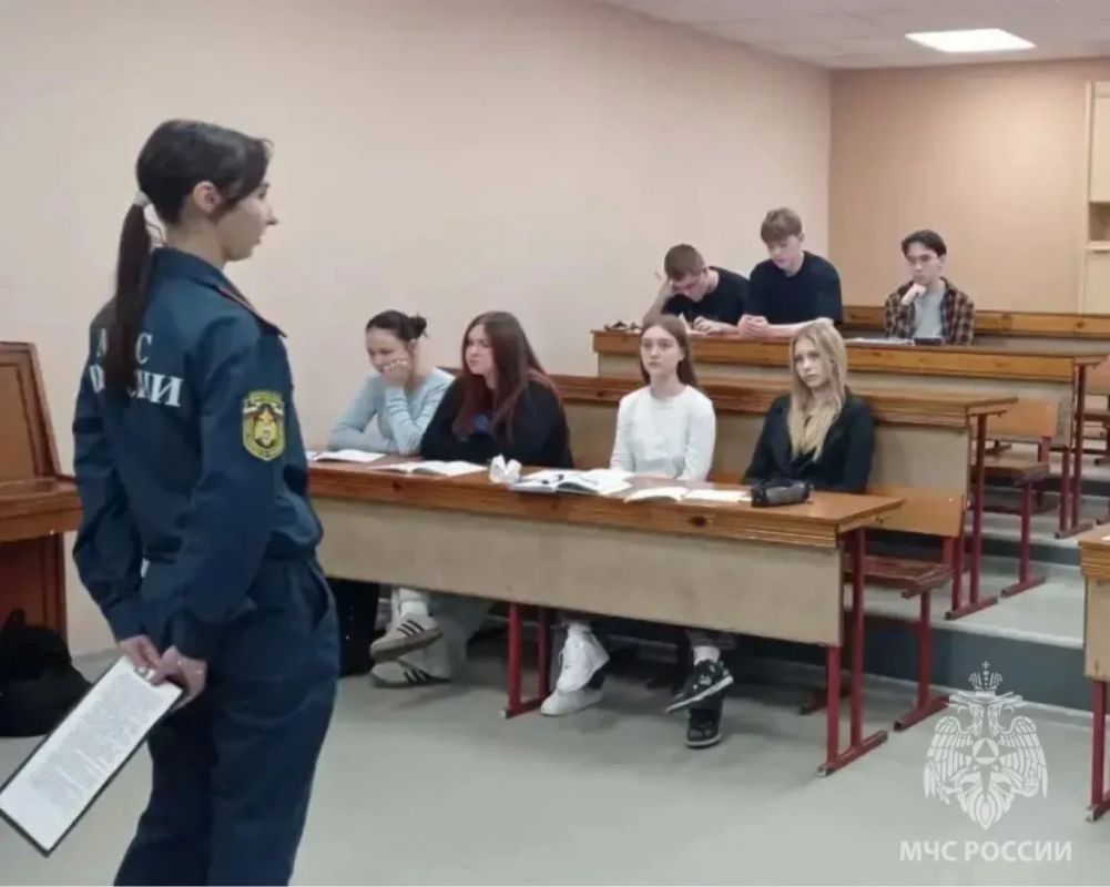 Выбор сильных. Сотрудники Главного управления МЧС России по Новгородской области провели профориентационную встречу для старшеклассников Пестовской школы