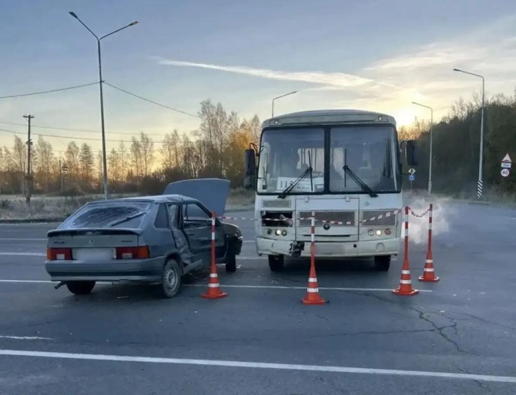 Под Великим Новгородом водитель «ВАЗа» врезался в автобус