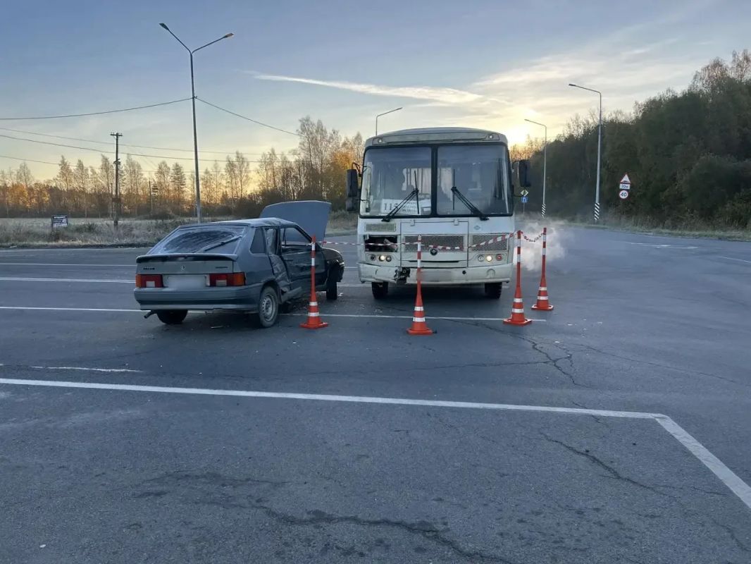 ДТП с участием автобуса. Сегодня, 19 октября, в 7 часов 15 минут на а/д «Юго-западный обход г.Великий Новгород» водитель, молодой человек 2005 г.р., управляя т/с «ВАЗ», не уступил дорогу т/с, пользующемуся преимуществом и...