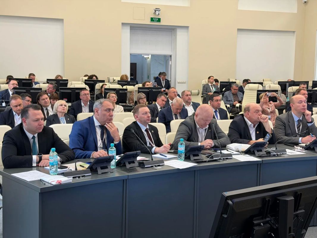 На минувшей неделе министр здравоохранения Новгородской области Валерий Яковлев с руководителями региональных ведомств в сфере здравоохранения всей страны принял участие в образовательной программе Минздрава России «Школа... На минувшей неделе министр здравоохранения Новгородской области Валерий Яковлев с руководителями региональных ведомств в сфере здравоохранения всей страны принял участие в образовательной программе Минздрава России «Школа...